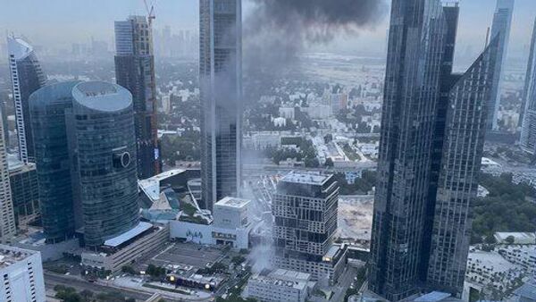 Один из иранских беспилотников атаковал здание Дубайского международного финансового центра (13 марта 2026). ОАЭ - Sputnik Армения