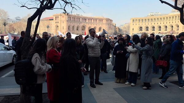 Акция с призывом освободить Самвела Карапетяна у здания правительства - Sputnik Армения