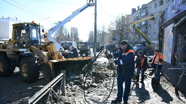 Сотрудники коммунальных служб ликвидируют последствия ракетного удара ВСУ (11 марта 2026). Брянск - Sputnik Армения