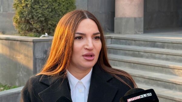 Адвокат Армине Фанян отвечает на вопросы журналистов у здания СК (13 марта 2026). Еревaн - Sputnik Армения
