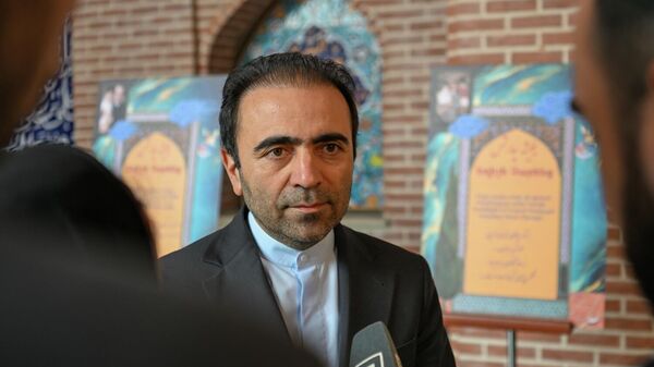 Посол Ирана Халил Ширголами отвечает на вопросы журналистов в Голубой мечети, где отмечается 129-летие Егише Чаренца переводом его поэмы Чаренц-Наме (13 марта 2026). Еревaн - Sputnik Армения