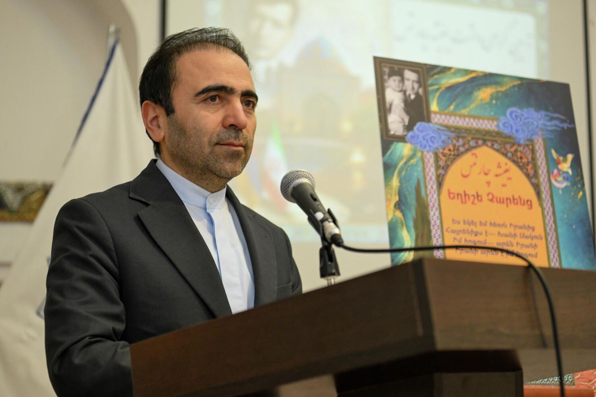 Посол Ирана Халил Ширголами выступает с речью в Голубой мечети, где отмечается 129-летие Егише Чаренца переводом его поэмы Чаренц-Наме (13 марта 2026). Еревaн - Sputnik Армения, 1920, 13.03.2026