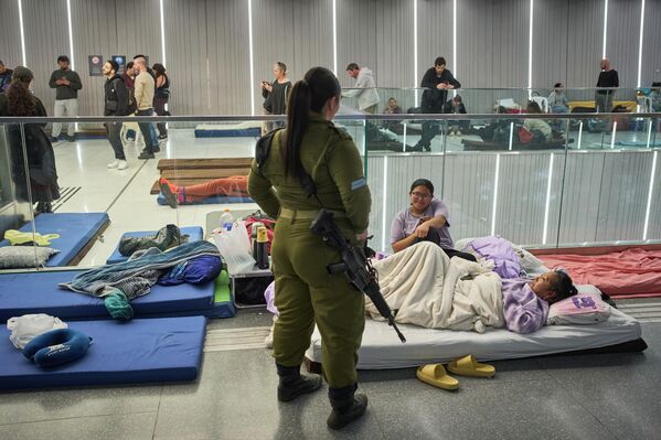 Люди укрываются в подземной станции метроРамат-Гане, Израиль   - Sputnik Армения