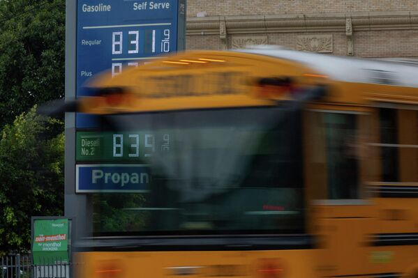 Высокие цены на бензин на автозаправочной станцииЛос-Анджелес, США - Sputnik Армения