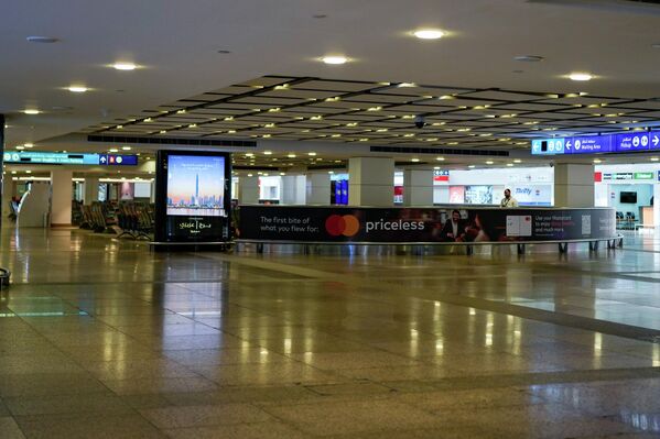 Пустой зал прибытия терминала международного аэропортаДубай - Sputnik Армения