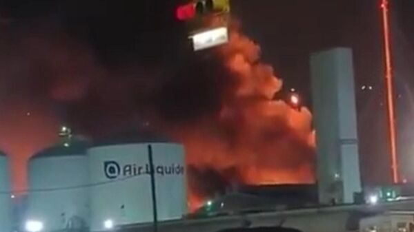 В Техасе громко: мощный взрыв прогремел на НПЗ Bayport Choate - Sputnik Армения