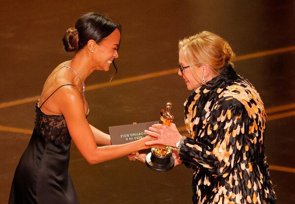 Էմի Մեդիգանը «Օսկար» է ստանում «Զենքերը» ֆիլմում կնոջ երկրորդ պլանի լավագույն դերի համար ՝ հաղորդավարուհի Զոի Սալդանայի ձեռքից - Sputnik Արմենիա