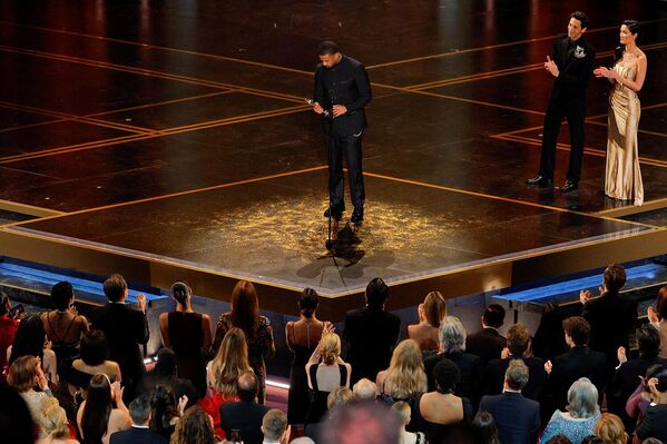 Մայքլ Բ. Ջորդանն ընդունում է «Օսկար» մրցանակը, որը ստացել է «Տղամարդու լավագույն դերակատարման համար» անվանակարգում «Մեղսագործները» ֆիլմի համար - Sputnik Արմենիա