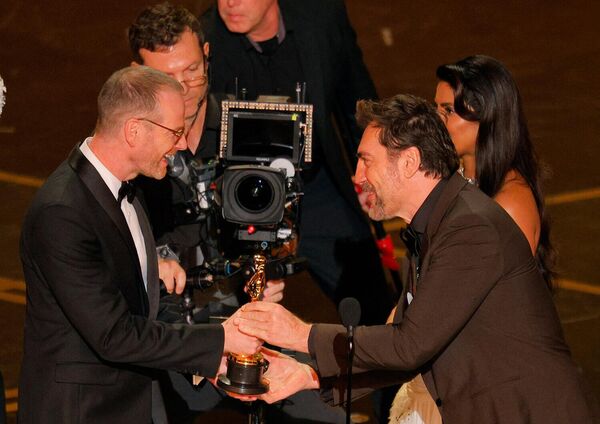 Ռեժիսոր Յոահիմ Թրիերը Խավիեր Բարդեմից ստանում է լավագույն արտասահմանյան ֆիլմի «Օսկարը» «Զգացական արժեք» (Նորվեգիա) ֆիլմի համար - Sputnik Արմենիա