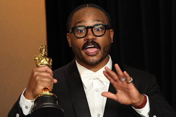 Ռայան Քուգլերը կեցվածք է ընդունում «Օսկար» արձանիկով, որը ստացել է «Մեղսագործները» ֆիլմի լավագույն օրիգինալ սցենարի համար - Sputnik Արմենիա