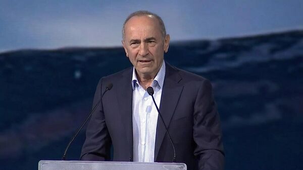 Роберт Кочарян выступает на съезде блока Айастан (16 марта 2026). Еревaн - Sputnik Армения