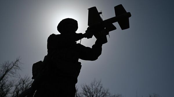 Военнослужащий с дроном-перехватчиком Ёлка - Sputnik Армения