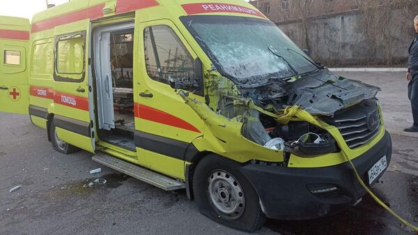 Поврежденный автомобиль скорой медицинской помощи в результате сброса боеприпаса с БПЛА в Новой Каховке - Sputnik Армения