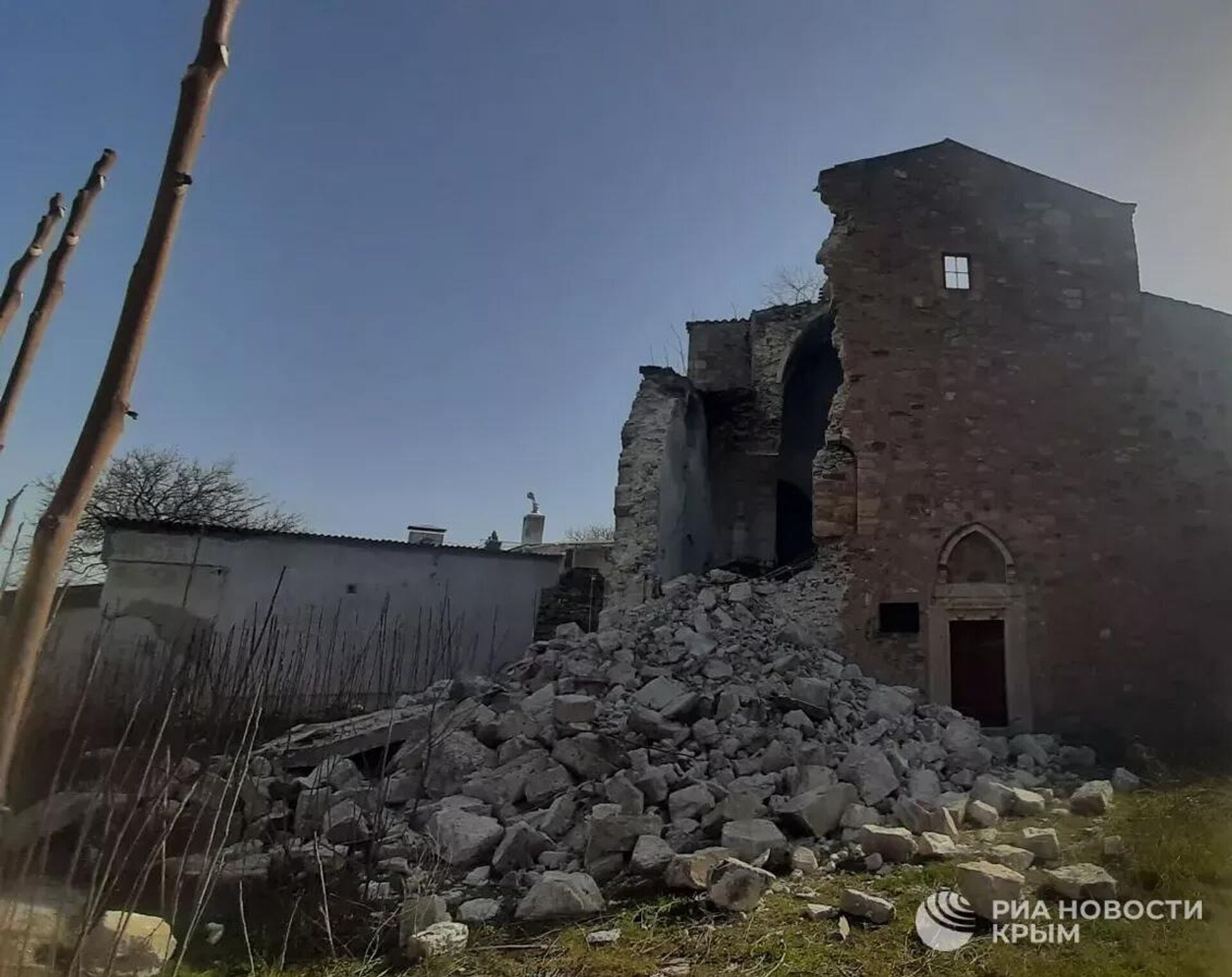 В Феодосии рухнула стена средневекового храма архангелов Михаила и Гавриила - Sputnik Армения, 1920, 17.03.2026