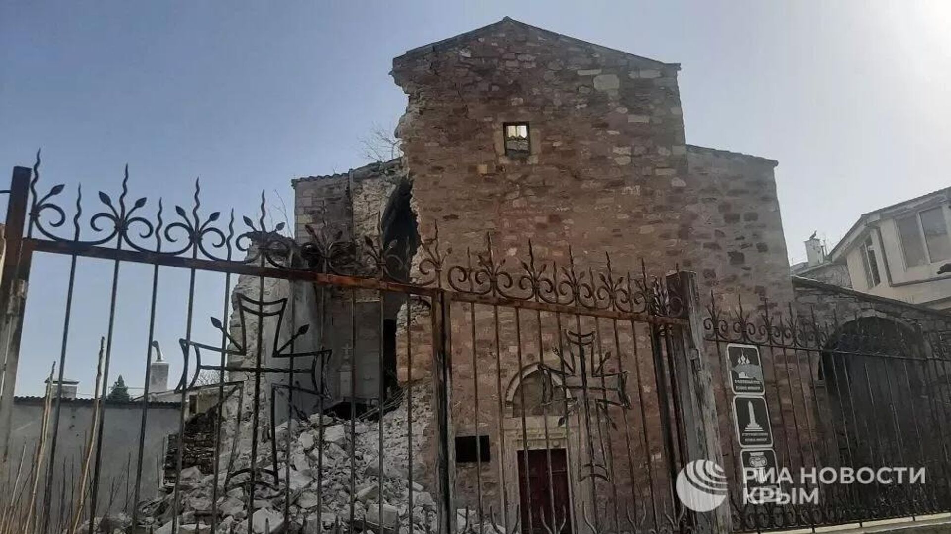 В Феодосии рухнула стена средневекового храма архангелов Михаила и Гавриила - Sputnik Армения, 1920, 17.03.2026