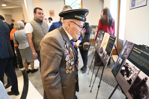 Открытие тематической выставки Крым. 80-летие подвига, приуроченной ко Дню воссоединения Крыма с Россией (18 марта 2014 года). Еревaн - Sputnik Армения