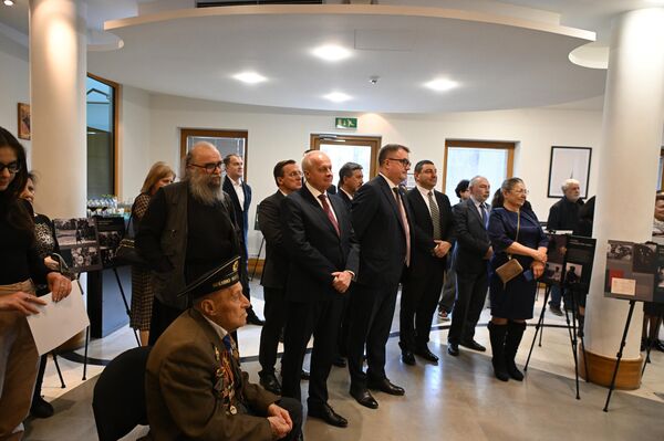 Посол РФ Сергей Копыркин и глава Россотрудничества Вадим Фефилов на открытии тематической выставки Крым. 80-летие подвига, приуроченной ко Дню воссоединения Крыма с Россией (18 марта 2014 года). Еревaн - Sputnik Армения