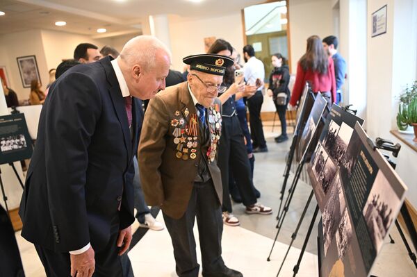 Посол РФ Сергей Копыркин на открытии тематической выставки Крым. 80-летие подвига, приуроченной ко Дню воссоединения Крыма с Россией (18 марта 2014 года). Еревaн - Sputnik Армения