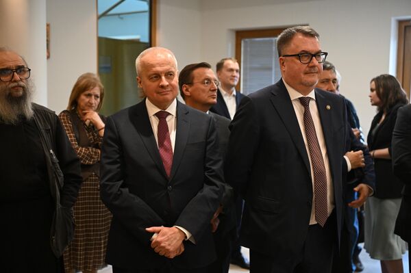 ՌԴ դեսպան Սերգեյ Կոպիրկինը և Երևանում Ռոսսոտրուդնիչեստվոյի ներկայացուցչության ղեկավար Վադիմ Ֆեֆիլովը «Ղրիմ. սխրանքի 80–ամյակը» ցուցահանդեսի բացմանը - Sputnik Արմենիա