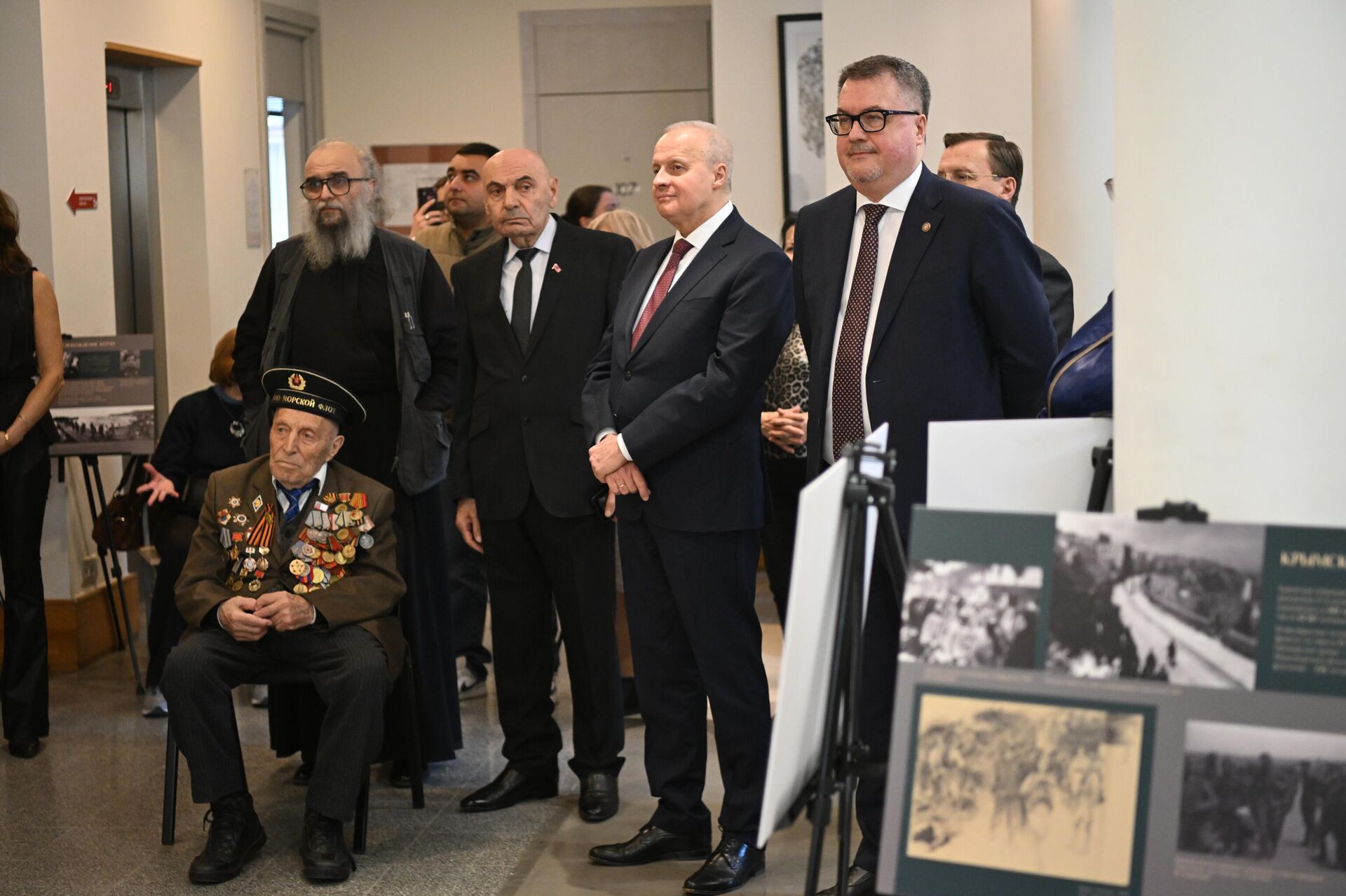 Посол РФ Сергей Копыркин и глава Россотрудничества Вадим Фефилов на открытии тематической выставки Крым. 80-летие подвига, приуроченной ко Дню воссоединения Крыма с Россией (18 марта 2014 года). Еревaн - Sputnik Армения, 1920, 18.03.2026