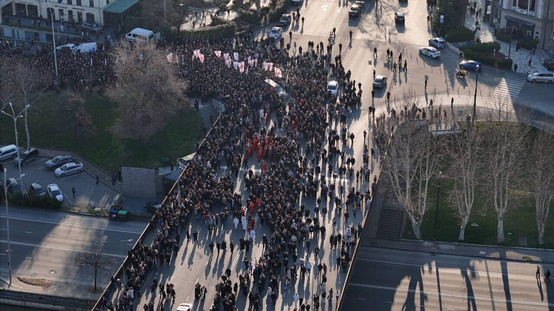 Вид сверху на шествие, участники которого несут тело Католикоса-Патриарха всея Грузии Илии II в кафедральный собор Святой Троицы – Самеба (19 марта 2026). Тбилиси - Sputnik Армения, 1920, 18.03.2026