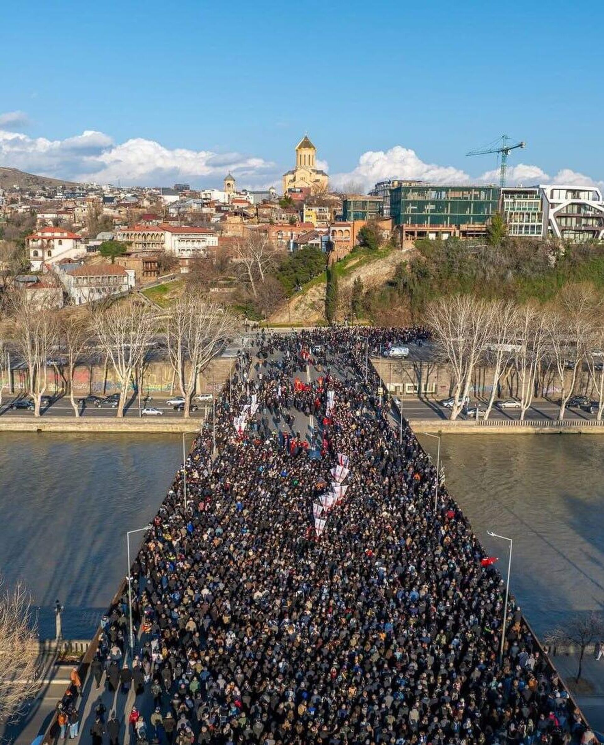 Вид сверху на шествие, участники которого несут тело Католикоса-Патриарха всея Грузии Илии II в кафедральный собор Святой Троицы – Самеба (19 марта 2026). Тбилиси - Sputnik Армения, 1920, 18.03.2026