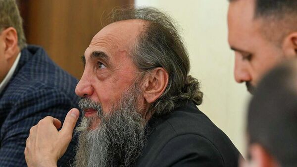 Предводитель Ширакской епархии архиепископ Микаэл Аджапахян во время судебного заседания (18 марта 2026). Еревaн - Sputnik Армения