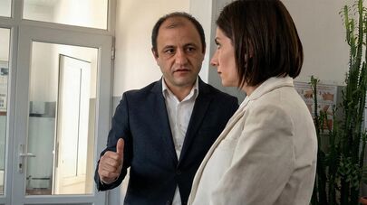 Директор МЦ "Веди" Арамаис Григорян беседует с министром здравоохранения Анаит Аванесян (13 марта 2025). Веди