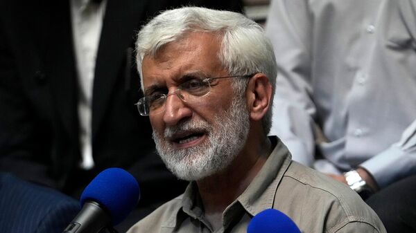 Кандидат на президентских выборах Саид Джалили выступает перед группой сторонников спортсменов на своей предвыборной встрече (30 июня 2024). Тегеран - Sputnik Армения