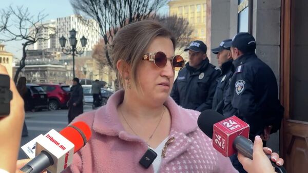 Ծնողները բողոքում են զինծառայության ժամկետի անհավասարությունից. ակցիա կառավարության դիմաց - Sputnik Արմենիա