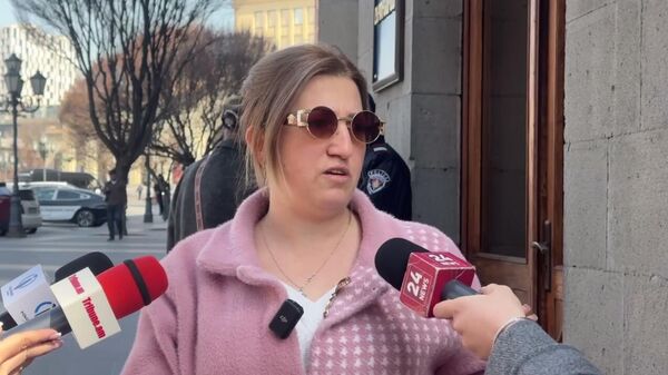 Участница акции протеста у здания правительства (19 марта 2026). Еревaн - Sputnik Армения