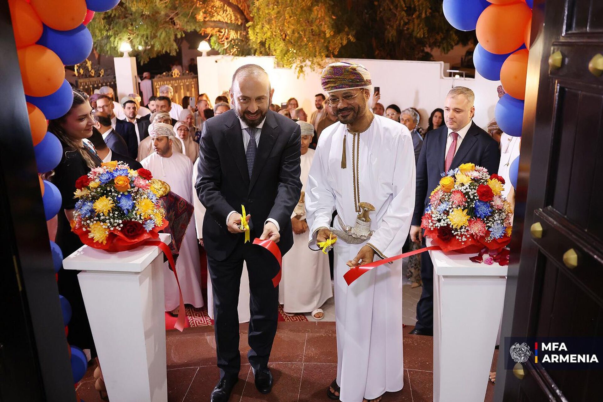 Министры иностранных дел Армении и Омана Арарат Мирзоян и Саид Бадр бин Хамад аль-Бусаиди на церемонии открытия посольства Армении в Омане (18 марта 2026). Маскат - Sputnik Армения, 1920, 19.03.2026