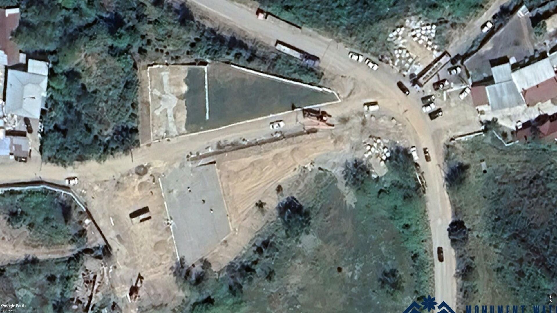 Разрушенный памятник в селе Хнацах и земляные и строительные работы, ведущиеся вокруг него по состоянию на июль 2025 года - Sputnik Армения, 1920, 19.03.2026