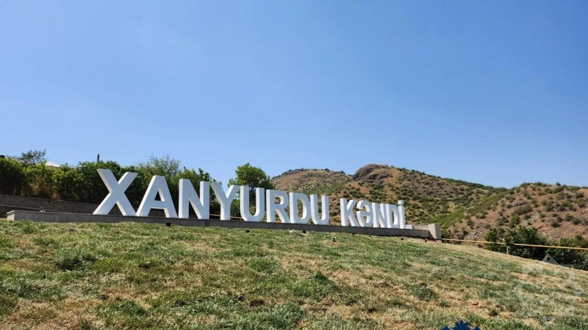 Азербайджанская вывеска, установленная на месте памятника Отечественной и Арцахской войнам в селе Хнацах - Sputnik Արմենիա, 1920, 19.03.2026