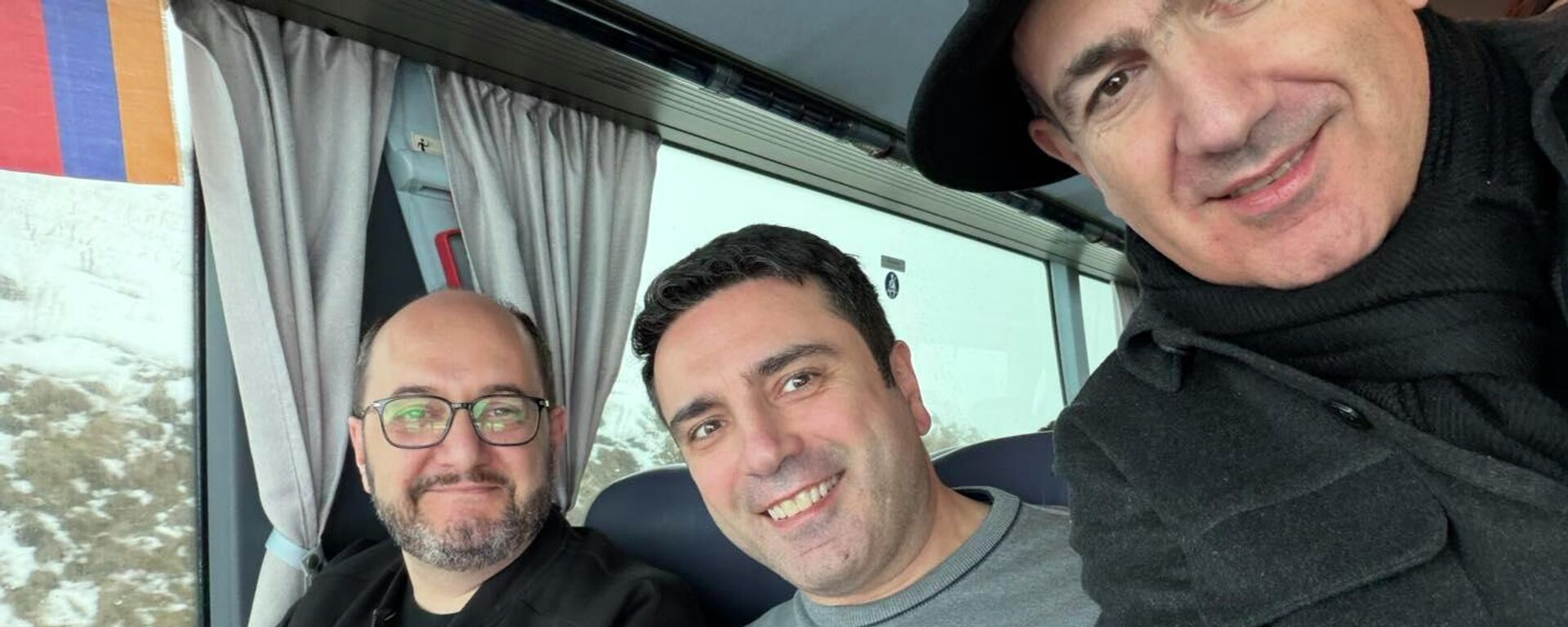 Никол Пашинян, Ален Симонян и Араик Арутюнян во время поездки в автобусе по регионам Армении - Sputnik Армения, 1920, 19.03.2026