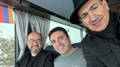 Никол Пашинян, Ален Симонян и Араик Арутюнян во время поездки в автобусе по регионам Армении