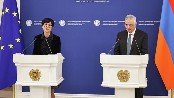 Заместитель премьер-министра Мгер Григорян и комиссар ЕС Марта Кос на пресс-конференции по итогам встречи (19 марта 2026). Еревaн - Sputnik Армения