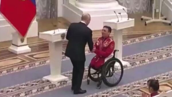 Трогательные кадры встречи Путина и двукратного паралимпийского чемпиона Ивана Голубкова, ждавшего встречи с президентом 4 года - Sputnik Արմենիա