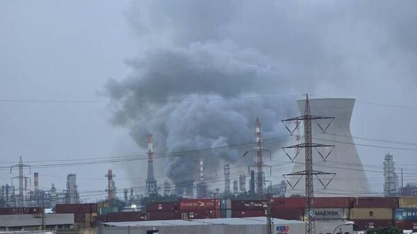 Иран нанес ракетный удар по Хайфе, атакованы НПЗ и электроподстанция (19 марта 2026). Израиль - Sputnik Армения