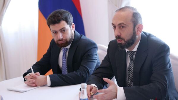 Глава МИД Арарат Мирзоян и заместитель министра по координации отношений с Ближним Востоком Ваан Костанян на встрече с главами армянских дипломатических миссий, аккредитованных в арабских странах (19 марта 2026). Маскат - Sputnik Армения