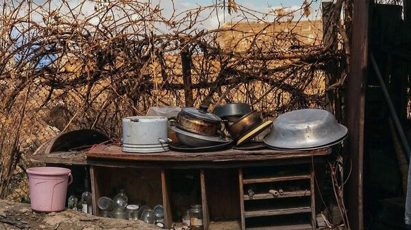 Во дворе дома бабушки избитого ребенка в селе Даракерт - Sputnik Армения