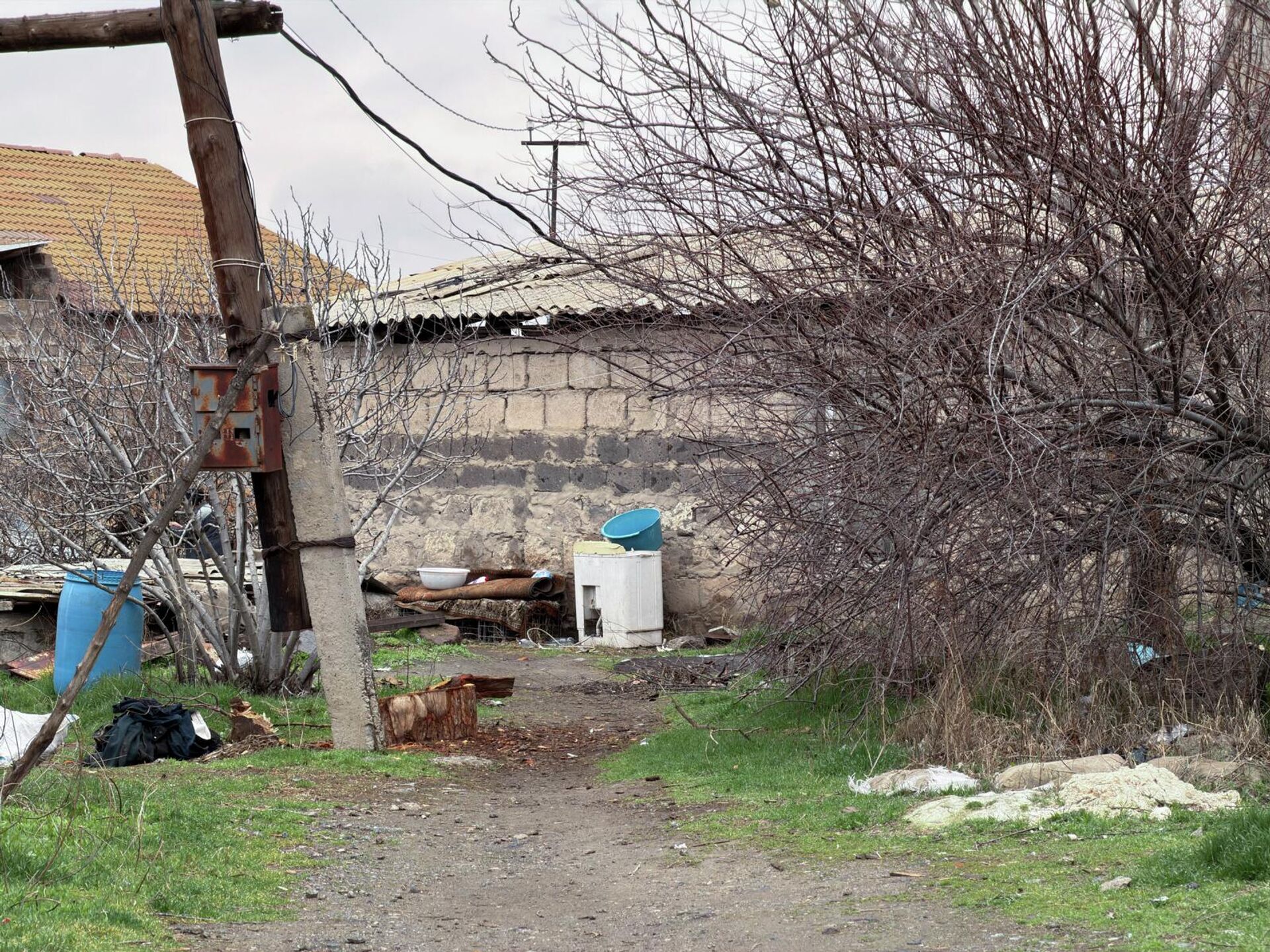 Дом бабушки 1,2-летнего мальчика, подвергшегося насилию и госпитализированного с диагнозом клиническая смерть в деревне Даракерт в Араратской области - Sputnik Արմենիա, 1920, 20.03.2026