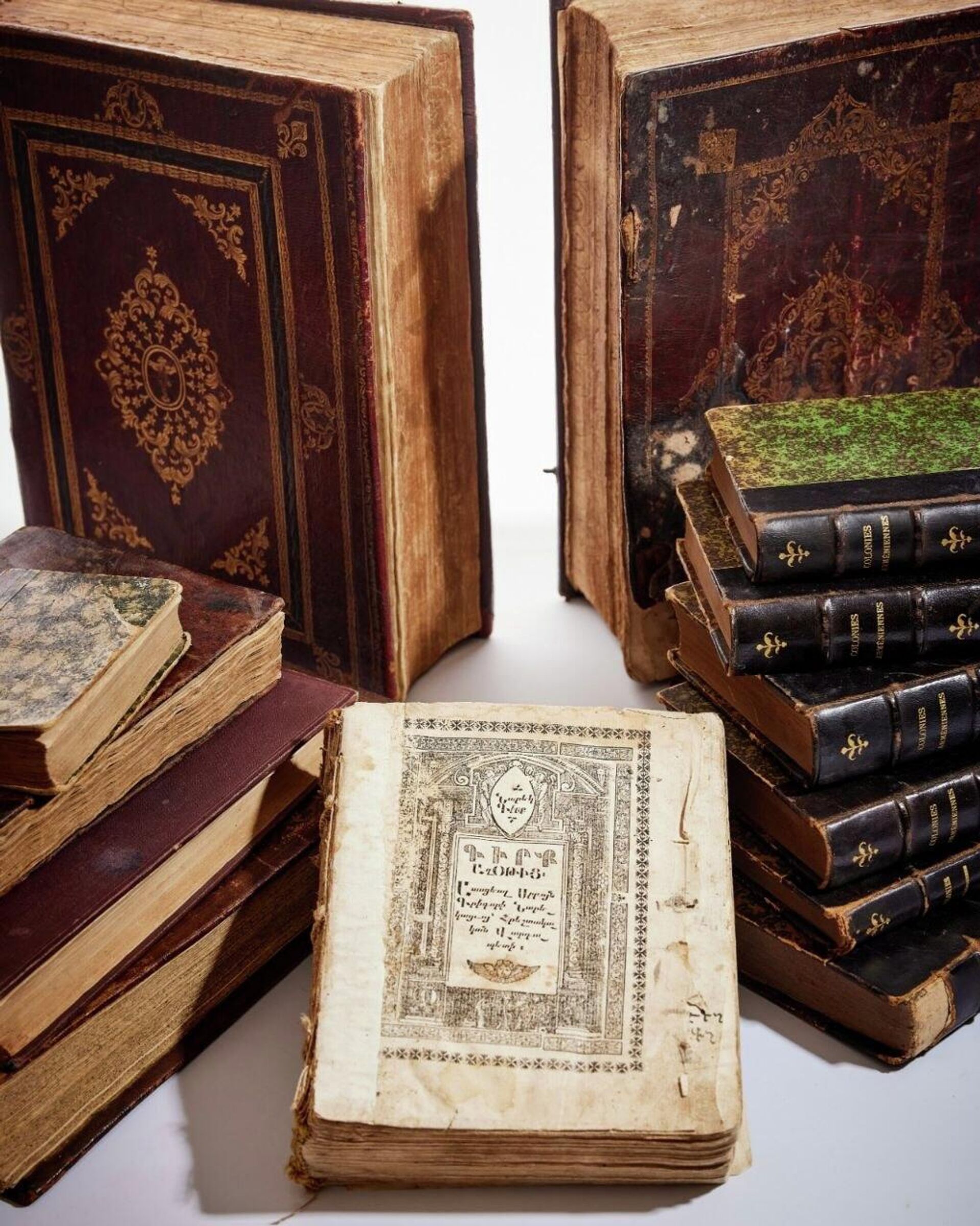 Редкие книги и рукописи из восточного книжного магазина Гранта Самуэляна, приобретенные на аукционе и переданные в дар фонду развития Керона компанией Wilco Редкие книги и рукописи из восточного книжного магазина Гранта Самуэляна, приобретенные на аукционе и переданные в дар фонду развития Керона компанией Wilco - Sputnik Արմենիա, 1920, 20.03.2026