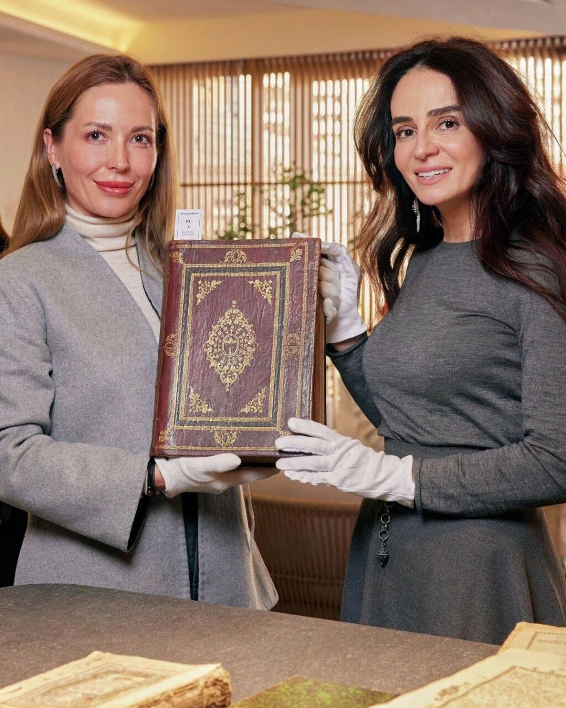 Редкие книги и рукописи из восточного книжного магазина Гранта Самуэляна, приобретенные на аукционе и переданные в дар фонду развития Керона компанией Wilco Редкие книги и рукописи из восточного книжного магазина Гранта Самуэляна, приобретенные на аукционе и переданные в дар фонду развития Керона компанией Wilco - Sputnik Արմենիա, 1920, 20.03.2026