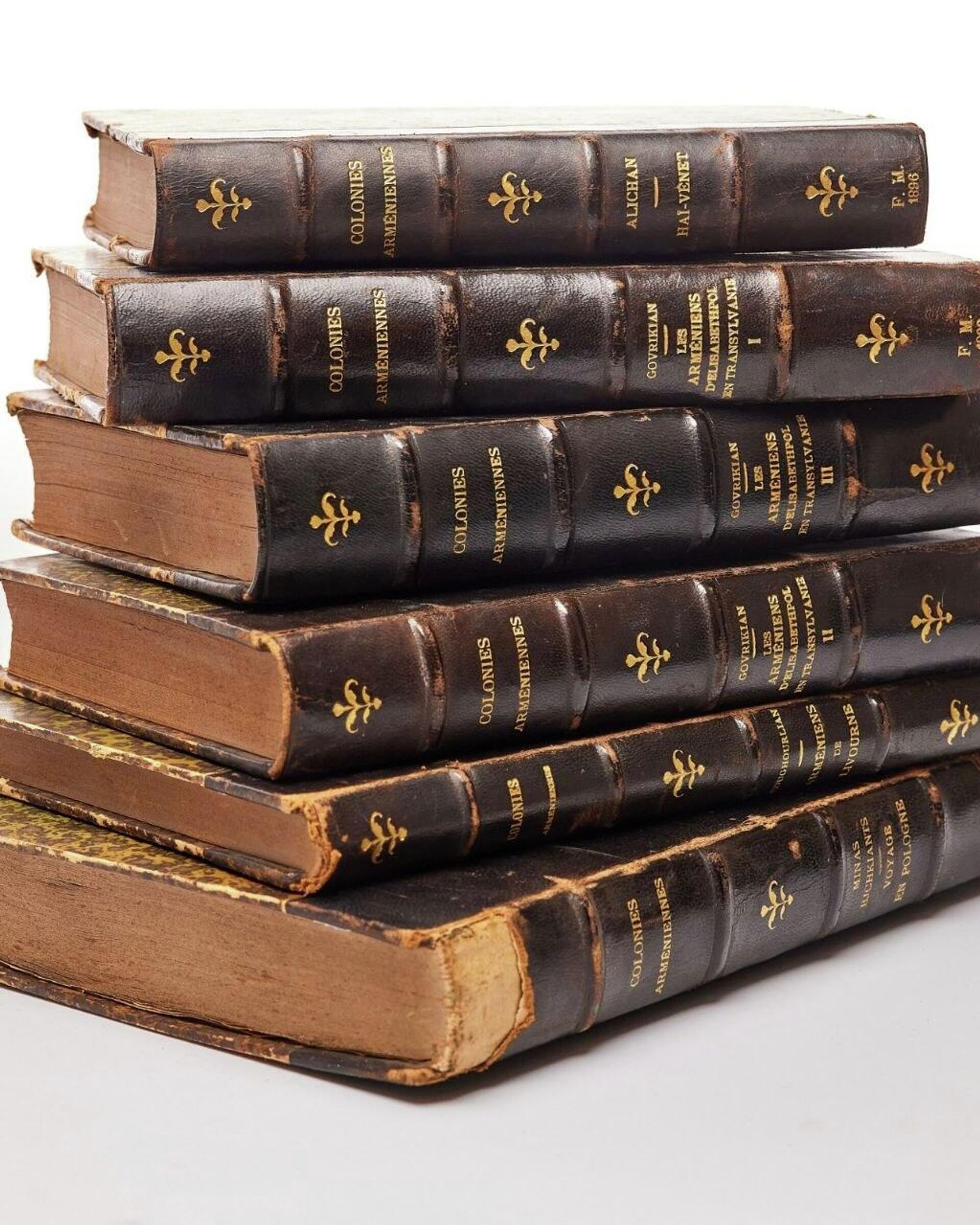 Редкие книги и рукописи из восточного книжного магазина Гранта Самуэляна, приобретенные на аукционе и переданные в дар фонду развития Керона компанией Wilco Редкие книги и рукописи из восточного книжного магазина Гранта Самуэляна, приобретенные на аукционе и переданные в дар фонду развития Керона компанией Wilco - Sputnik Արմենիա, 1920, 20.03.2026