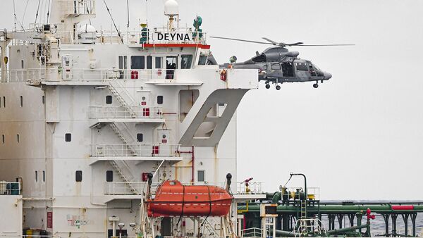 Вертолет ВМС Франции парит над судном Deyna во время операции в западной части Средиземного моря - Sputnik Армения