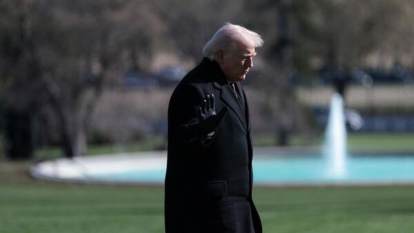 Президент США Дональд Трамп возвращается в Белый дом из Дувра (18 марта 2026). Вашингтон - Sputnik Армения