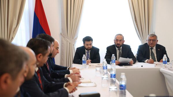 Глава МИД Арарат Мирзоян на встрече с главами армянских дипломатических миссий, аккредитованных в арабских странах (19 марта 2026). Маскат - Sputnik Армения