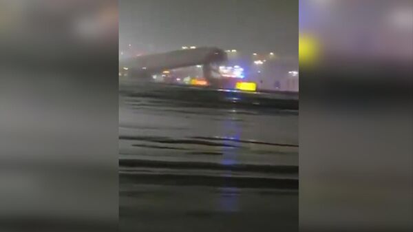 Самолет столкнулся с пожарной машиной на взлетно-посадочной полосе в аэропорту Ла-Гуардия в Нью-Йорке - Sputnik Армения