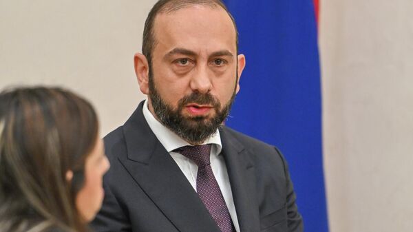 Министр иностранных дел Арарат Мирзоян на очередном заседании Постоянного комитета по иностранным делам Национального собрания Армении (23 марта 2026). Еревaн - Sputnik Армения